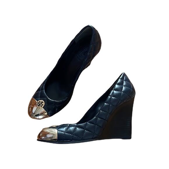 Tory Burch Kaitlin black quilted monogram gold cap toe leather wedges size 7 - Picture 1 of 13